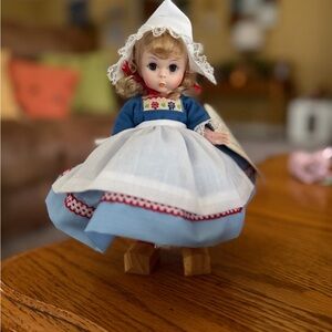 Vintage Madame Alexander miniature showcase Netherlands #591 8” in Original Box